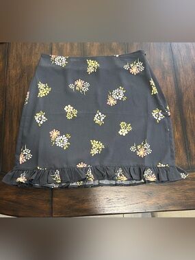 LOFT Women’s Size Sm Gray Floral Print Ruffle Hem Short Pencil Skirt Romantic
